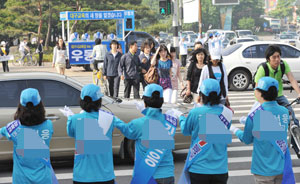 6.2 지방선거 공식선거운동 첫날인 20일 오전 대구 수성구 범어네거리에서 후보 선거 운동원들이 시민들에게 출근길 인사를 하며 지지를 부탁하고 있다. 정운철기자 woon@msnet.co.kr