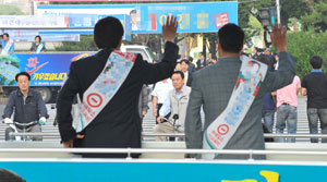 6·2지방선거 공식선거운동 첫 날인 20일 오전 대구 수성구 범어네거리에서 선거 운동원들이 유세차량 위에서 출근길 시민들에게 인사를 하며 지지를 부탁하고 있다. 정운철기자 woon@msnet.co.kr