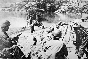 1950년 8월. 남한 최후의 방어선인 낙동강. 부서진 낙동강 철교를 사이에 두고 국군과 북한군이 치열한 공방전을 벌였다. 낙동강 전투에서 아군은 적군을 묶어 놓는데 성공하면서 인천상륙작전을 비롯한 반격전을 펼치는 교두보를 확보했다.