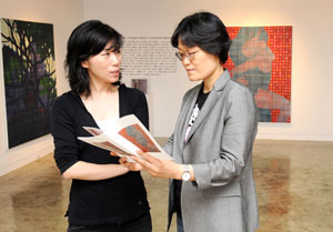 김옥렬 아트스페이스 펄 대표(오른쪽)가 전시 중인 작가 김건예씨와 작품에 관해 이야기하고 있다.