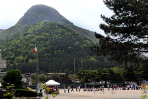 지룡능선 복호산 아래 문명분교에서 어린이날을 하루 앞두고 열린 운동회. 조선시대부터 용선공업이 발달하면서 부가 축적되고 그 덕분에 어느 곳 못잖게 일찍 사립교육이 시작됐던 역사의 증언자다. 일대에서 청도 최초의 만세운동이 일어난 것도 그 영향이었으며, 분교 교정에는 그 기념관이 건립돼 있다.