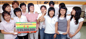 2007년 대회에 참가한 여류 기사들이 필승을 외치는 모습.