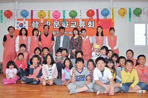 ▲22일 영천 은해사의 템플 스테이에 참가한 중국 출신 결혼이주여성 가족들. 　민병곤기자