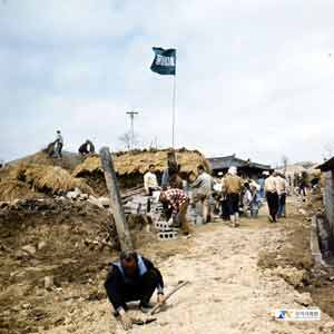 사진·1970년 4월 22일 당시 박정희 대통령이 전국지방장관회의를 통해 새마을운동을 제창한 뒤 전국에서 본격적으로 새마을사업이 추진됐다. 경상북도 제공