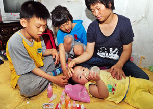 김지영(43)씨 가족은 네 아이와 남편이 병을 앓고 있지만 빠듯한 살림살이에 치료를 제대로 못받고 있다. 성일권기자 sungig@