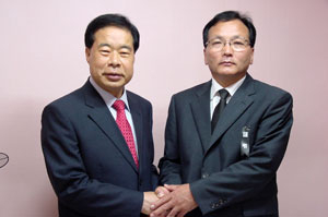 25일 후보단일화에 전격 합의한 미래연합 성백영 후보와 무소속 정송 후보가 후보단일화에 합의한 후 기자회견을 했다.
