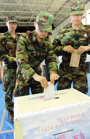6·2지방선거 부재자투표가 오늘부터 이틀 동안 시작됐다. 27일 오전 대구여고 강당에서 2작전사령부 장병들이 소중한 한 표를 행사하고 있다. 정운철기자 woon@msnet.co.kr
