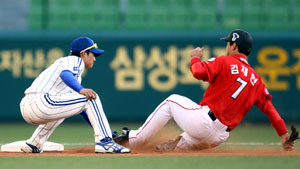 26일 대구시민야구장에서 열린 삼성-SK전. 삼성 2루수 김상수가 1회초 2사 1루에서 SK 4번 박정권 타격 때 도루를 시도하던 1루주자 김재현을 태그아웃 시키고 있다. 삼성 라이온즈 제공