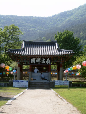 표충비각. 사명대사와 서산대사, 기허대사의 행적을 적은 비석이 있다. 나라에 큰일이 있을 때를 전후하여 비석에서 땀이 흐르는 것으로 유명하다.