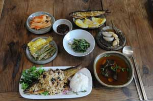 제철 산채 무침과 두릅전, 산채 장아찌, 냉국, 은어김치 등으로 차린 은어밥상. 소박하지만 자연 그대로의 환상적인 맛이 잘 어우러진 밥상이다.