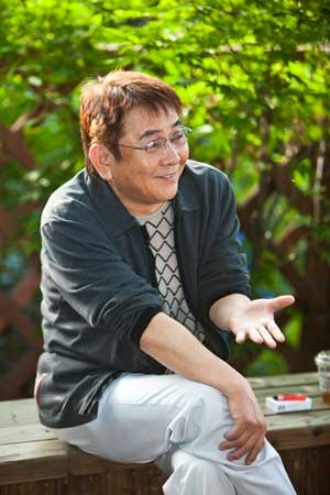 방송인 허참씨가 25일 가수 강수지와 함께 진행하는 교통방송 프로그램을 앞두고 야외 휴게실에서 포즈를 취했다.