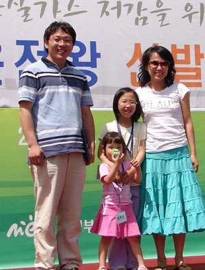 2008년 환경부에서 주최한 친환경운전왕선발대회에서 대상을 거머쥔 송동윤씨 가족.