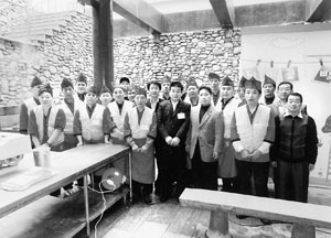 ▲대구 달서구 중식봉사협회 회원들이 지난 3월 달서구 상인종합사회복지관에서 자장면 무료 급식을 끝내고 기념촬영을 하고 있다.