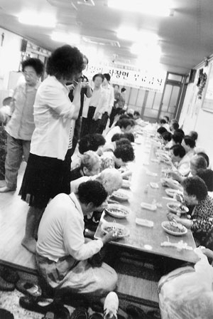 ▲지난해 5월 달서구 학산종합사회복지관에서 어르신들이 자장면을 맛있게 드시는 모습.