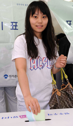 대만 국적의 갈미려씨가 2일 오전 대구 수성구 범물2동 제1투표소에서 투표를 하고 있다. 성일권기자 sungig@msnet.co.kr