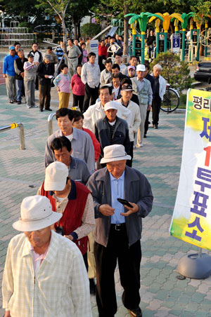 6·2지방선거 투표일인 2일 평리1동 제1투표소인 대구 서구 비산초교에서 유권자들이 소중한 한 표를 행사하기 위해 줄을 서서 차례를 기다리고 있다. 이채근기자 mincho@msnet.co.kr