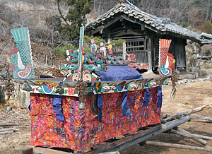 영천에서 경산 무학산으로 옮겨와 보존하고 있는 상여집과 상여.