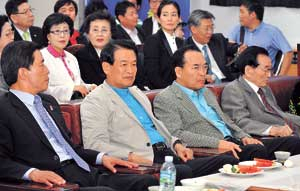 2일 오후 한나라당 대구시당에서 개표방송을 지켜보던 김범일 대구시장 당선자와 서상기, 배영식 국회의원 등 관계자들이 대구가 전국 최저투표율을 기록했다는 소식이 나오자 씁쓸한 표정을 짓고 있다. 정운철기자 woon@msnet.co.kr
