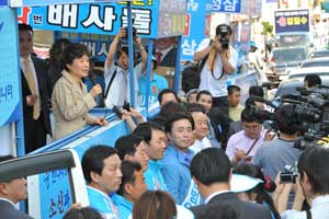 박근혜 전 한나라당 대표가 6·2지방선거 대구 달성군수 선거에서 한나라당 후보를 지원유세하고 있다. 정운철기자 woon@msnet.co.kr