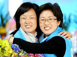 6·2지방선거에서 대구 시의원(서구)에 당선된 이재화(오른쪽)씨, 동구 구의원에 당선된 이재숙 자매가 3일 오후 서구의 선거사무실에서 서로 껴안고 당선을 축하하고 있다. 이채근기자 mincho@msnet.co.kr
