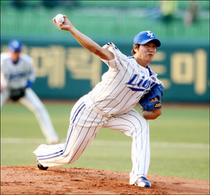 4일 대구시민야구장에서 열린 삼성-롯데전. 올 시즌 첫 선발로 나선 삼성의 이우선이 역투했지만 롯데 이대호와 가르시아에게 연속 홈런을 맞으며 4이닝 3실점으로 마운드를 내려왔다. 삼성 라이온즈 제공