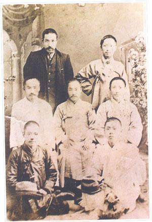 망명 전 찍은 협동학교 교사들. 중간 줄 왼쪽 끝이 안동 혁신 유림의 대표 인물인 동산 유인식이다.