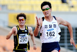 8일 대구스타디움에서 열린 제64회 전국육상경기대회 남자 200m 결승에서 전덕형(경찰청)이 1위로 역주하고 있다. 이채근기자 mincho@msnet.co.kr