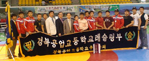 문화체육관광부 장관기 전국레슬링대회에서 2연패를 달성한 경북공고 레슬링 선수단. 경북공고 제공