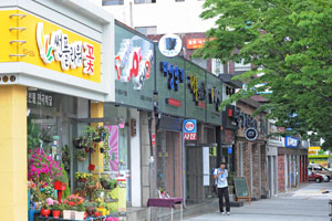 간판개선사업으로 깔끔해진 대구 남구의 한 거리.