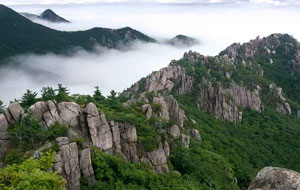 상아덤 아래서 내려다본 가야산 만물상 전경. 금강산의 만물상에 비견될 정도로 빼어난 경관을 자랑하고 있다.