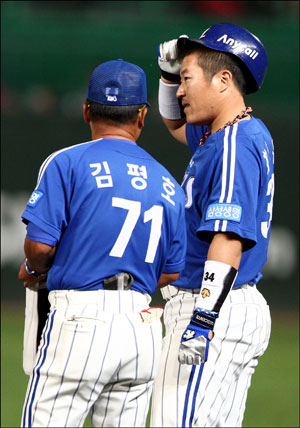 10일 인천 문학야구장에서 열린 삼성-SK전. 9회 2사 1루에서 삼성 최형우가 SK 김광현의 노히트노런을 깨뜨린 안타를 때린 뒤 김평호 코치와 이야기를 나누고 있다. 삼성 라이온즈 제공