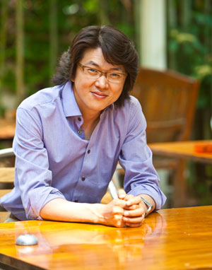 이규만 감독이 7일 서울 경복궁역 인근의 레스토랑 야외에서 포즈를 취했다.