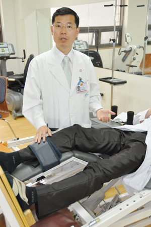 ▲스스로 엉뚱한 사람이라고 말하는 경북대 재활의학과 이양수 교수는 단순하지만 효과적인 보행 재활치료기기를 개발했다.