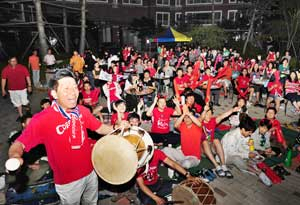 12일 오후 대구 동구 신천동 한 아파트 광장에서 입주민들이 월드컵 응원을 하며 주민화합잔치를 하고 있다. 성일권기자 sungig@msnet.co.kr