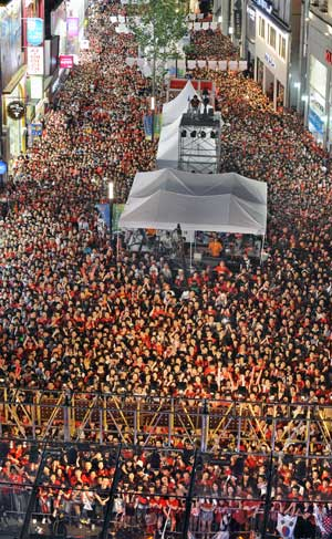 2010 남아공 월드컵 한국과 그리스 전이 열린 12일 오후 대구 동성로 대구백화점 앞 광장이 거리응원 나온 인파로 가득 차 월드컵 열기를 실감케 하고 있다. 김태형기자 thkim21@msnet.co.kr