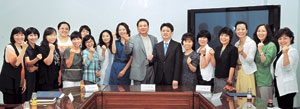 매일신문 책동그라미 봉사단원들이 발대식 후 기념 촬영을 했다. 왼쪽부터 김은아 마음문학치료연구소장, 이현정, 이영주, 서정미, 이석지, 전안진, 조현주, 김민정, 강경미, 이창영 사장, 황대성 단장, 권애자, 조의숙, 류경림, 윤미경, 김옥자, 김이봉 단원. 김태형기자 thkim21@msnet.co.kr