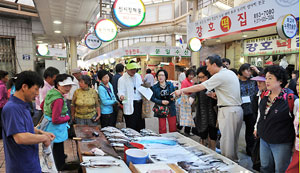직능경제인단체총연합회(회장 문상주)가 안동지역 전통시장살리기운동을 활발히 전개하고 있다.