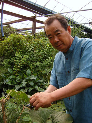 축산업을 그만두고 혼자 6천㎡의 식물원을 4년째 꾸미고 있는 이태호 대표가 온실에서 화초에 대한 설명을 하고 있다. 청도·노진규기자