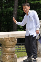 인종태실 안내를 맡은 영천시청 김병찬씨가 1999년 발굴 조사 이후 복원까지 이르는 과정을 설명하고 있다.