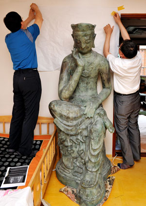 대구의 고미술 수집가가 일본에서 들여와 전격 공개한 금동미륵반가사유상은 크기가 190㎝를 넘는다.
