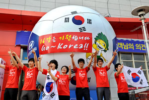 56년 만에 사상 처음으로 월드컵 원정 16강 진출이 확정되면서 그 어느 때보다도 월드컵 열기가 뜨겁게 달아오르고 있다. 월드컵 특수를 노린 유통업체들의 마케팅전도 치열해지고 있다. 사진은 한국 축구대표팀의 승리를 기원하는 대형 축구공이 설치된 대구 달서구 용산동의 한 대형마트 앞. 이채근기자 mincho@msnet.co.kr