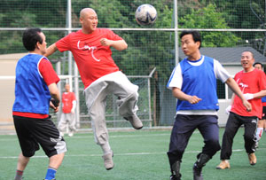 은해사 스님들과 영천경찰서 직원들이 상호간 화합을 다지고, 한국축구 대표팀의 월드컵 8강을 기원하는 풋살경기를 벌였다.