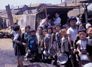한국전쟁 직후인 1954년 대구 피란민촌 어린이들이 줄지어 우유 배식을 기다리고 있다. 카메라를 응시하는 어린이들의 표정이 해맑아 보인다. 6·25전쟁 60주년 기념행사에 전시되는 사진이다.