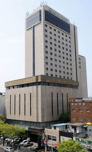 대구를 대표했던 호텔인 영진아미고호텔(옛 금호호텔)은 2008년 휴업에 들어간 뒤 지금은 경매시장에 나왔지만 2년이 넘게 주인을 찾지 못하고 있다.