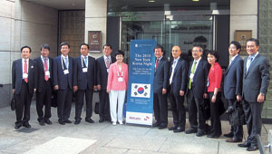 하춘수 대구은행장은 이달 25일 미국 뉴욕에서 열린 유엔 글로벌 콤팩트(UN Global Compact) 회의에 참석하는 등 기업설명회를 위해 미국 출장 중이다.