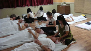 지난달 21~24일 대구EXCO에서 열린 세계유동가시화학회 일본인 참가자들이 대구시가 마련한 한방의료관광 프로그램을 체험하고 있다. 대구EXCO 제공