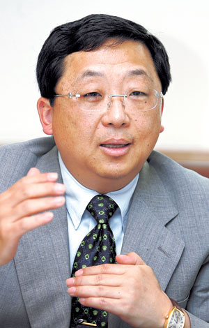 대구백화점 구정모 회장은 전국에서 유일하게 남은 지역자본의 백화점인 대구백화점의 자존심을 지켜가겠다고 밝혔다.