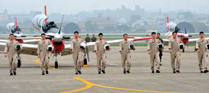 한국 공군의 첫 전투기인 F-51(무스탕)의 출격 장면을 재현하는 행사가 1일 대구 제11전투비행단에서 열렸다. 6·25전쟁 당시 조종복으로 차려입은 조종사들이 국산 항공기인 KT-1과 KA-1 공격기를 배경으로 대구기지 착륙 및 출격 장면을 재현하고 있다. 정운철기자 woon@msnet.co.kr
