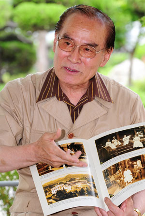 1번 사진은 지금까지 흔히 소개된 서문시장 사진으로 1907년~1910년의 모습일 것으로 추정된다. 2번 사진은 1895년 촬영한 서문시장 사진인데, 1번 사진과 비슷한 위치에서 촬영한 것이다. 사진 왼쪽 동그라미 친 곳에 관풍루가 있었다는 것을 확인할 수 있다. 대구 읍성에 있었던 관풍루는 1906년 달성공원으로 이전됐고 서문시장에 있는 문루는 대구 읍성과 관련이 없다. 관풍루는 감사가 누 위에서 세상을 살핀다는 뜻으로 해석되는데 서문시장의 관풍루는 관리가 시장을 살피기 위해 세운 것으로 보인다.