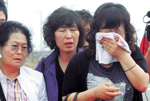 인천 버스추락사고 현장검증이 실시된 4일 인천시 영종도 인천대교 연결도로 사고현장에서 현장검증을 참관하기 위해 방문한 희생자 가족들이 오열하고 있다. 경기일보 제공